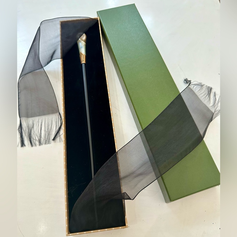 Noble collection brand Queenie Goldstein wand with display box, open to offers